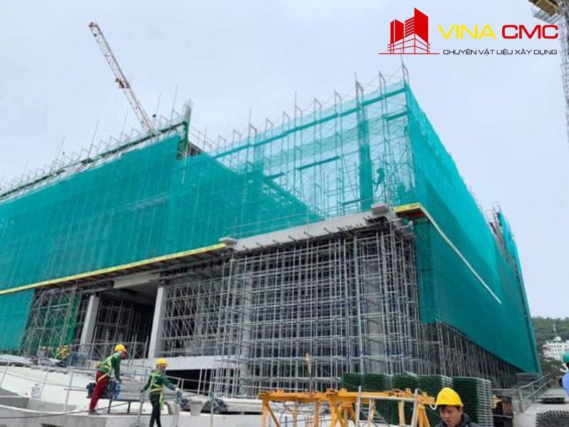 Vì Sao Lưới Che Công Trình Trở Thành Vật Liệu Bắt Buộc Trong Xây Dựng? 7 Tầm quan trọng của việc chọn lưới bao che theo chiều cao công trình