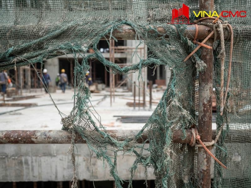 Quy Trình Lắp Đặt Lưới Bao Che An Toàn Chuẩn Kỹ Thuật HSE 10 Dấu hiệu lưới bao che hỏng giòn mục mủn cảnh báo nhà thầu cần thay thế ngay lập tức để đảm bảo an toàn