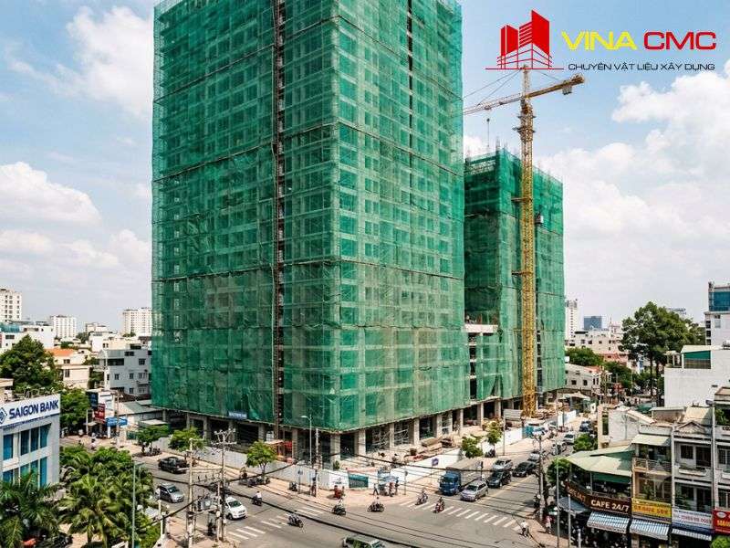 Quy Trình Lắp Đặt Lưới Bao Che An Toàn Chuẩn Kỹ Thuật HSE 8 Dự án cao tầng được bọc kín minh chứng cho việc lưới bao che chống bụi có hiệu quả không trong việc bảo vệ môi trường