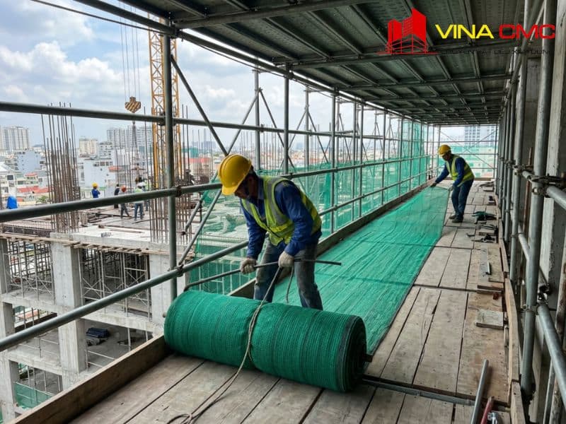 Bao Lâu Nên Thay Lưới Bao Che Để Đảm Bảo An Toàn 100%? 10 Trải lưới đúng chiều kỹ thuật trên sàn thao tác giàn giáo theo quy trình lắp đặt lưới bao che an toàn