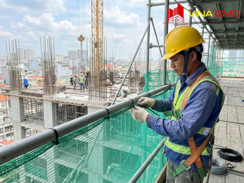 Bao Lâu Nên Thay Lưới Bao Che Để Đảm Bảo An Toàn 100%? 11 Căng phẳng bề mặt và buộc cố định mép lưới bao che với khoảng cách tiêu chuẩn 30cm - 40cm