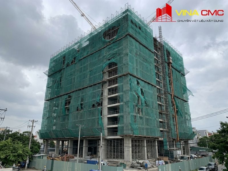 Quy Trình Lắp Đặt Lưới Bao Che An Toàn Chuẩn Kỹ Thuật HSE 7 Ví dụ của những sai lầm khi sử dụng lưới bao che kém chất lượng, dẫn đến lưới bị xé toạc dưới tác động của gió