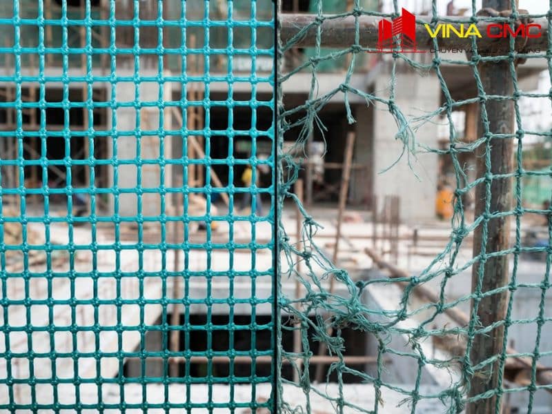 Quy Trình Lắp Đặt Lưới Bao Che An Toàn Chuẩn Kỹ Thuật HSE 8 Không kiểm tra chất lượng lưới kỹ lưỡng và chọn nhầm nhựa tái sinh là sai lầm khi sử dụng lưới bao che